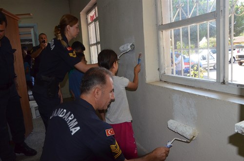 ANTALYA'nın Serik İlçesinde Jandarma Personeli Bir İlkokulun Boyanmasında Görev Aldı
